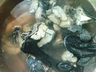 16、莲藕乌鸡汤,大火烧开