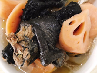 18、莲藕乌鸡汤,放少许盐煮几分钟，装入碗中