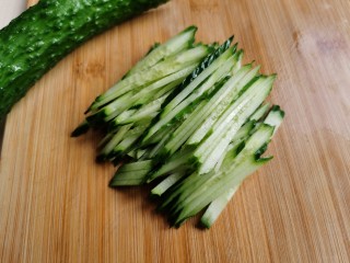 1、麻酱凉面,黄瓜清洗干净切成黄瓜丝。