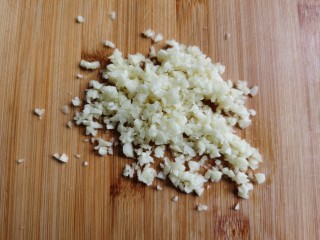 2、麻酱凉面,大蒜剁成蒜末。