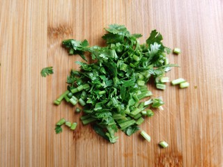 3、麻酱凉面,香菜洗净切碎。