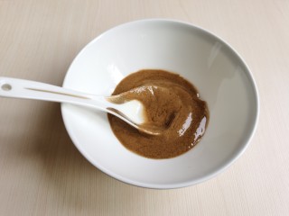 4、麻酱凉面,先在一小碗里加入两勺麻酱。