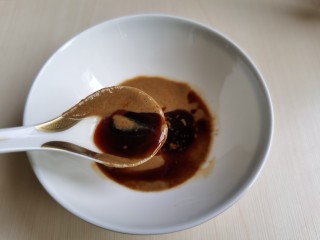 5、麻酱凉面,加入两勺生抽,少许食盐。