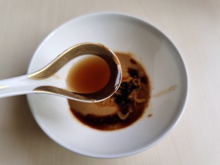 6、麻酱凉面,加入三勺醋和少许白糖。