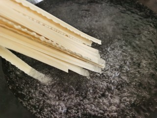 7、麻酱凉面,煮锅放水烧开,放入面条煮熟。