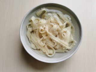 8、麻酱凉面,提前准备一碗冰水,把煮熟的面条放入冰水中过凉,然后捞出控水放入碗中。