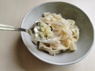 9、麻酱凉面,面条里加入蒜末。