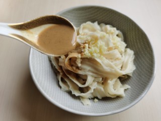 10、麻酱凉面,加入调好的麻酱汁。