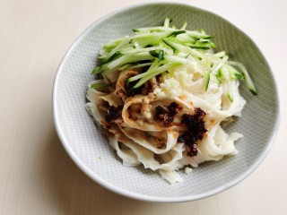 12、麻酱凉面,放入切好的黄瓜丝。