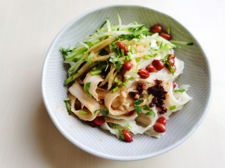 13、麻酱凉面,加入花生米和香菜,拌匀后食用。