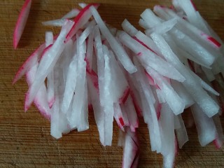 3、香菜萝卜丝,再切成萝卜丝