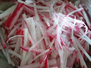 4、香菜萝卜丝,撒上适量盐