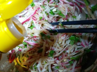 14、香菜萝卜丝,再加几滴香油拌均匀即可