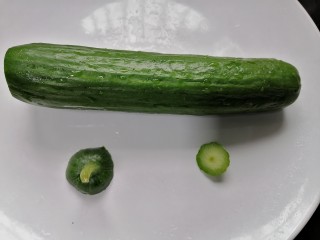 2、凉拌黄瓜卷,将黄瓜洗干净切掉两头