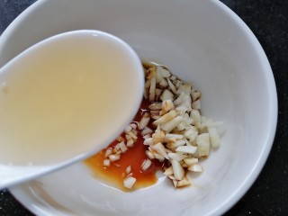 9、凉拌黄瓜卷,加入一勺米醋