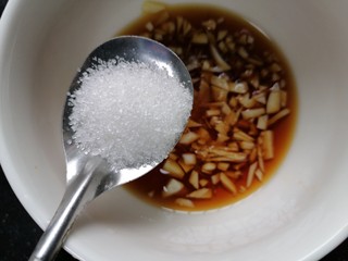 11、凉拌黄瓜卷,再放入一勺白糖