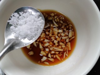 10、凉拌黄瓜卷,少许盐