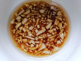 13、凉拌黄瓜卷,将油浇在调好的酱汁里