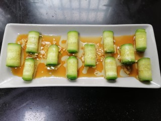 14、凉拌黄瓜卷,将酱汁浇在黄瓜卷上
