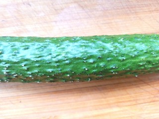 1、黄瓜腐竹大拌菜,黄瓜洗净