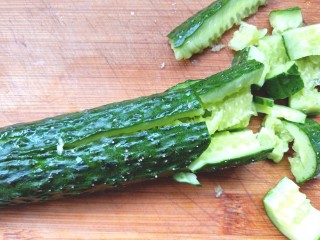 2、黄瓜腐竹大拌菜,用刀拍一下，切小块