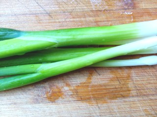 3、黄瓜腐竹大拌菜,香葱摘好洗净