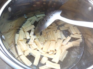 10、黄瓜腐竹大拌菜,把腐竹用开水焯一下