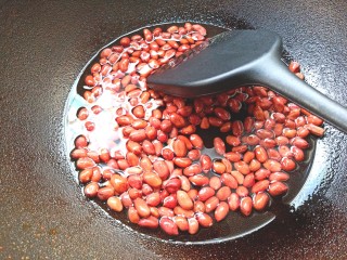 13、黄瓜腐竹大拌菜,凉油下花生米炸酥捞出备用