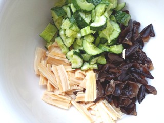 14、黄瓜腐竹大拌菜,容器中放入腐竹，木耳，黄瓜