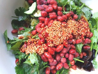 18、黄瓜腐竹大拌菜,放入两勺，搅拌均匀装盘