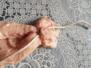 4、猪大肠包糯米红枣,在大肠一端系上结