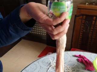 5、猪大肠包糯米红枣,把糯米等材料捅进大肠