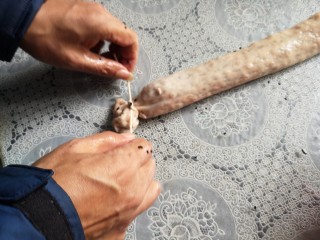 6、猪大肠包糯米红枣,在另一端封口，打结
