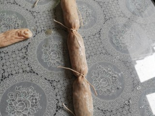 8、猪大肠包糯米红枣,为了保持材料分布均匀，打多2个结