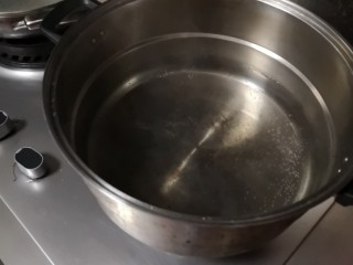 10、猪大肠包糯米红枣,烧开水