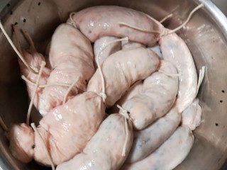 11、猪大肠包糯米红枣,准备入锅