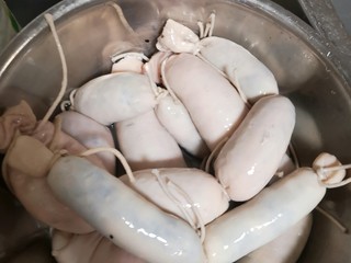 13、猪大肠包糯米红枣,把水倒掉，清洗大肠外壁，并用牙签在大肠表面刺孔