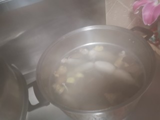 14、猪大肠包糯米红枣,加上陈皮，大姜，盐，大火10分钟，再慢火1.5小时煮