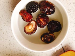 3、红鲟八宝饭（红鲟蒸糯米饭）,取7朵香菇，放到水中泡发。