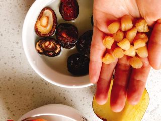 4、红鲟八宝饭（红鲟蒸糯米饭）,取14粒干贝，一同放到香菇碗里浸泡40分钟。