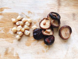 5、红鲟八宝饭（红鲟蒸糯米饭）,将泡好的香菇和干贝清洗干净。