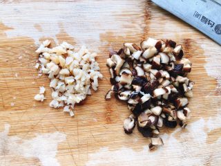 6、红鲟八宝饭（红鲟蒸糯米饭）,把香菇和干贝切成丁。