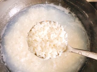 11、红鲟八宝饭（红鲟蒸糯米饭）,锅里倒入1盆水，不用等烧开，可直接倒入泡好的糯米，慢慢不停搅拌至水烧开，以防底部烧焦。