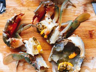 10、红鲟八宝饭（红鲟蒸糯米饭）,再将红鲟切开，翻开蟹壳后，将其余部位“十”字切成4部分。（处理螃蟹具体步骤不一一阐述，可问度娘或者私信我）