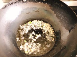 14、红鲟八宝饭（红鲟蒸糯米饭）,锅里倒入适量食用油，比平时炒菜多倒一些。放入姜和葱白炒香，约30秒。