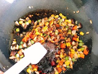 16、红鲟八宝饭（红鲟蒸糯米饭）,加入半勺盐、3勺生抽、3勺蚝油、1勺糖、1勺料酒，撒入适量椒盐（多撒一点会更香）。