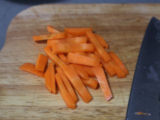 3、自制泡菜,胡萝卜也去皮切条