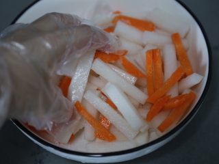 6、自制泡菜,用手抓匀