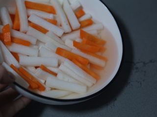 8、自制泡菜,2小时后取出，可以看到，腌制出了很多水