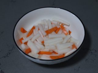 9、自制泡菜,用凉开水冲洗掉盐水，挤干水分待用